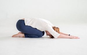 Johanna Binger in der Yogaposition "Kind"